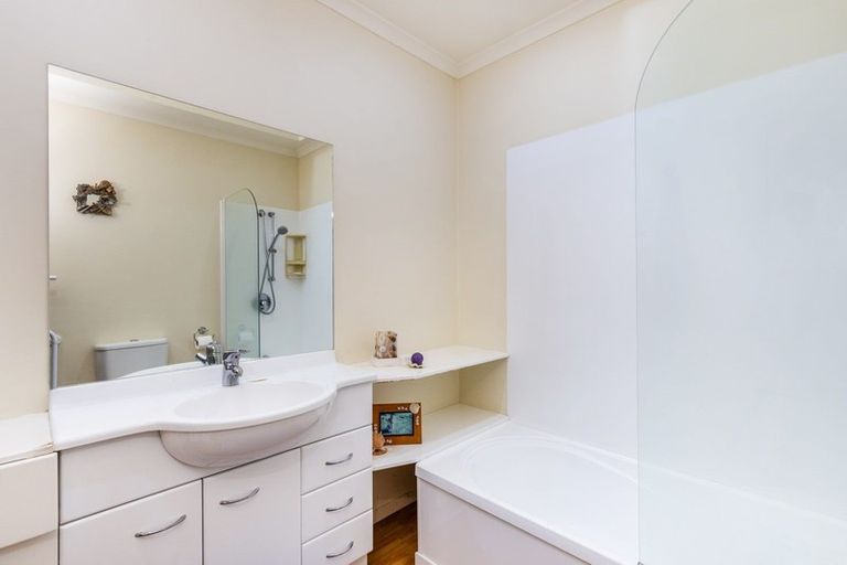 Photo of property in 22 Lakeridge Close, Rangatira Park, Taupo, 3330