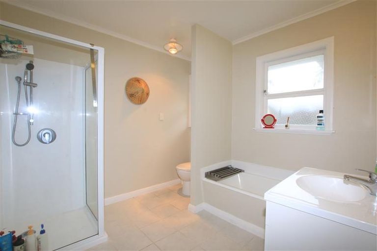 Photo of property in 32 Kelwyn Road, Kelston, Auckland, 0602