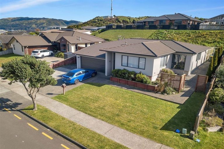Photo of property in 52 Aotea Drive, Aotea, Porirua, 5024