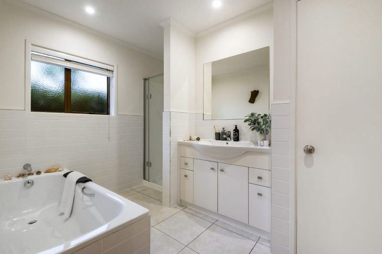 Photo of property in 22 John Dee Crescent, Red Beach, 0932