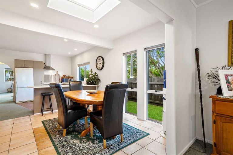 Photo of property in 42 Yeovil Road, Te Atatu Peninsula, Auckland, 0610
