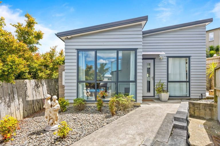 Photo of property in 12 Hilton Close, Fairview Heights, Auckland, 0632
