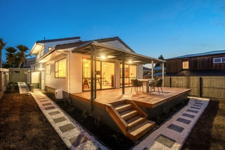 Photo of property in 2/17 Oliver Street, Point Chevalier, Auckland, 1022