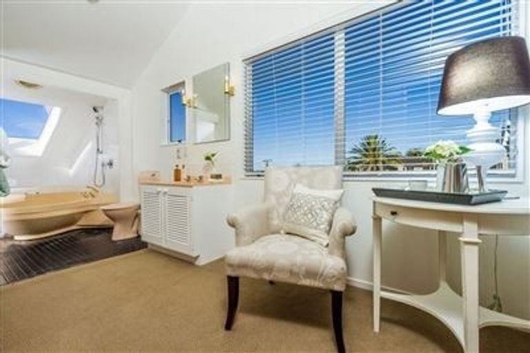 Photo of property in 68 Seacliffe Avenue, Narrow Neck, Auckland, 0622