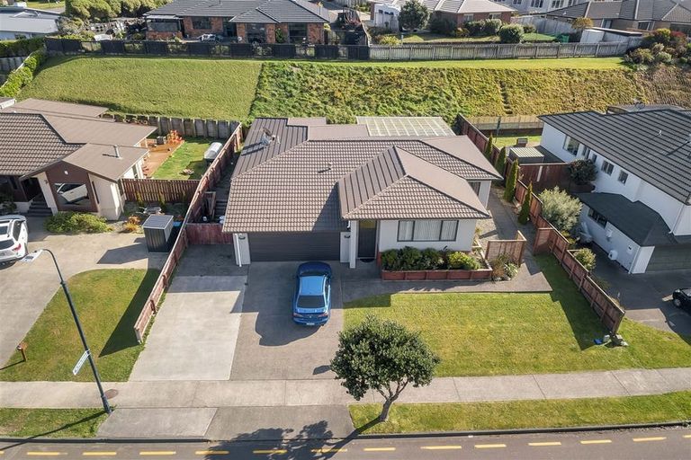 Photo of property in 52 Aotea Drive, Aotea, Porirua, 5024
