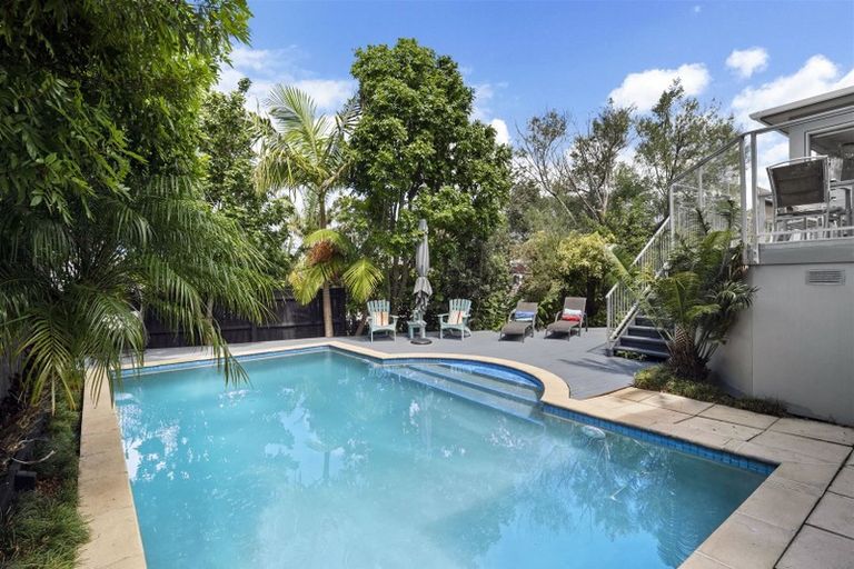 Photo of property in 9 Garmons Way, Castor Bay, Auckland, 0620