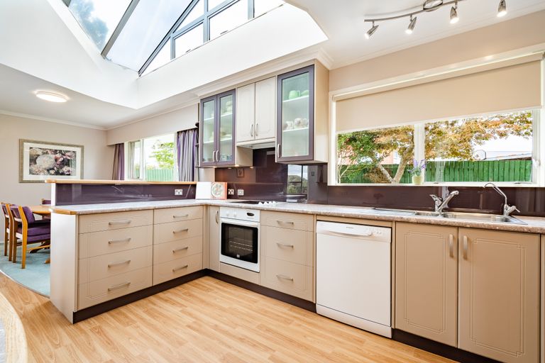 Photo of property in 17 Scanlen Terrace, Kelston, Auckland, 0602