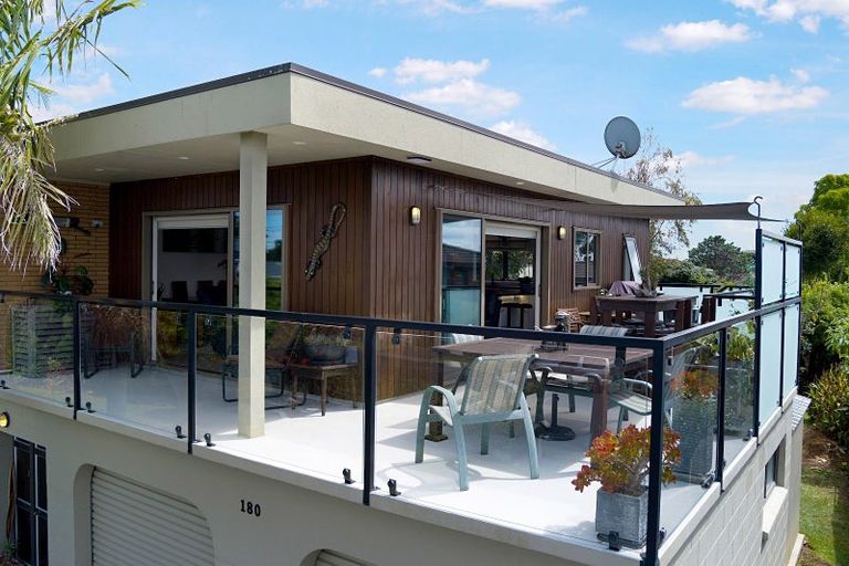 Photo of property in 180 Royal Road, Massey, Auckland, 0614