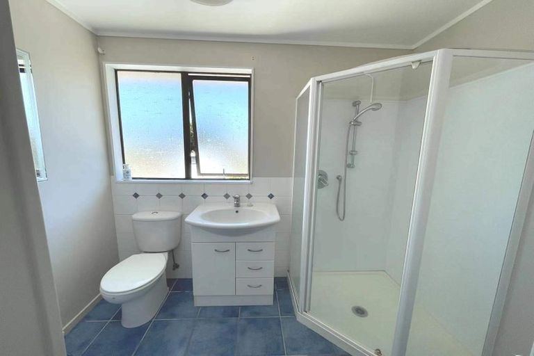 Photo of property in 100 Beach Road, Te Atatu Peninsula, Auckland, 0610