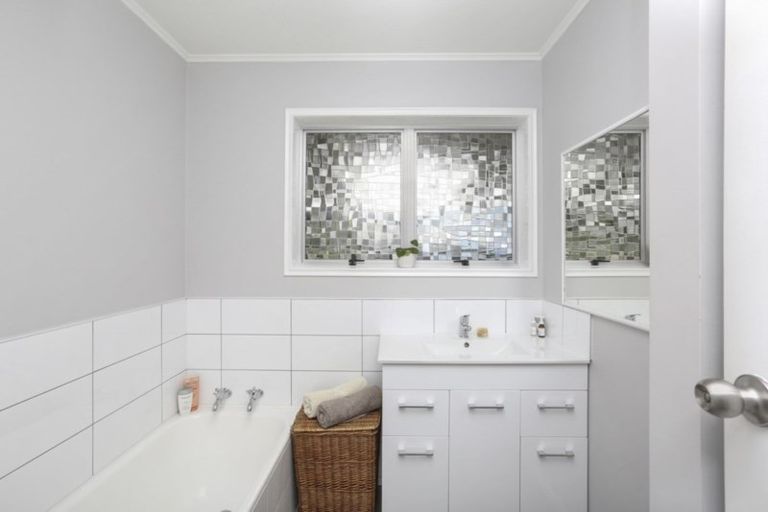 Photo of property in 5 Kauri Street, Inglewood, 4330