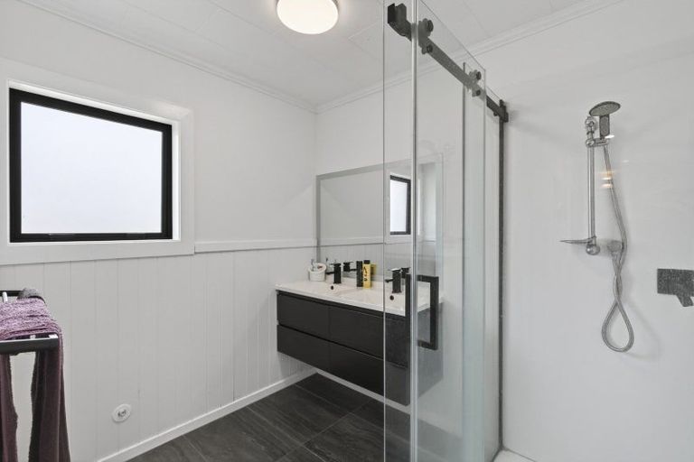 Photo of property in 46 Seaview Road, Marfell, New Plymouth, 4310