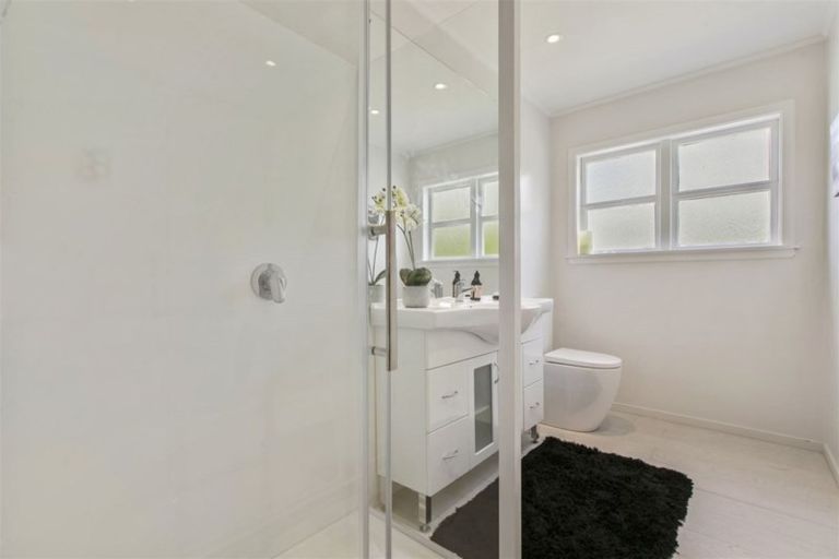 Photo of property in 14 Awhiorangi Promenade, Swanson, Auckland, 0816