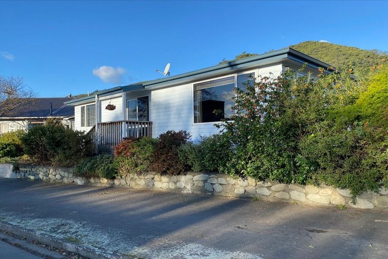 Photo of property in 41 Devon Street, Picton, 7220