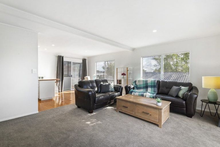 Photo of property in 1/18 Altair Place, Windsor Park, Auckland, 0632