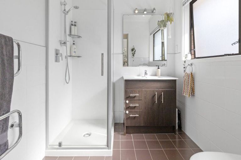 Photo of property in 2 Hartles Place, Mellons Bay, Auckland, 2014