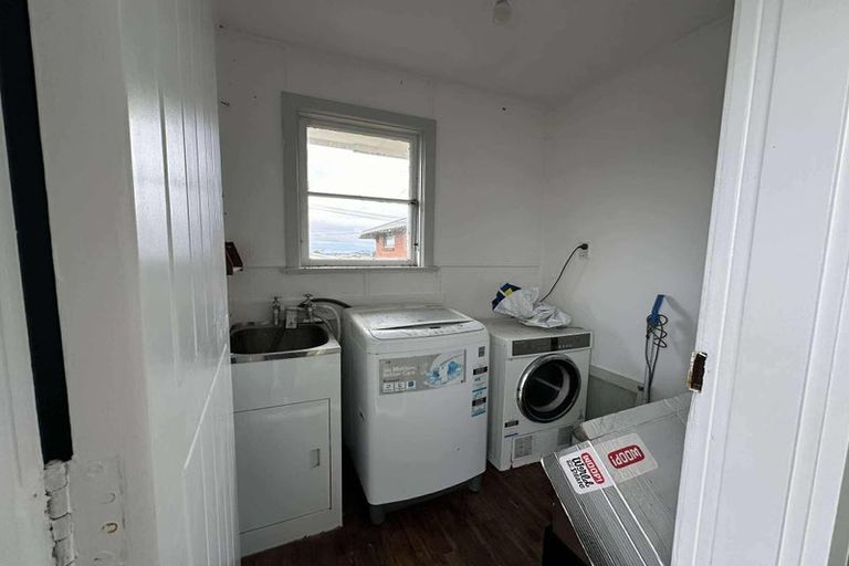 Photo of property in 52 Ruskin Road, Newlands, Wellington, 6037