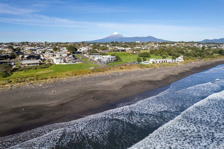 Photo of property in Weekeston Apartments, 2 Nobs Line, Strandon, New Plymouth, 4312