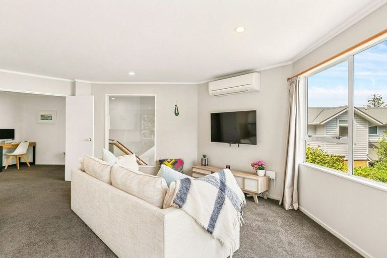 Photo of property in 5 Erskine Close, Island Bay, Wellington, 6023