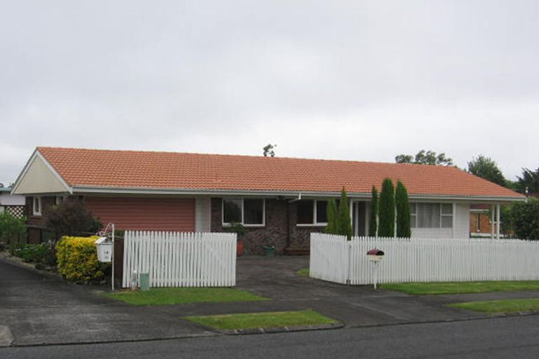 Photo of property in 14 Tupaki Place, Pakuranga Heights, Auckland, 2010