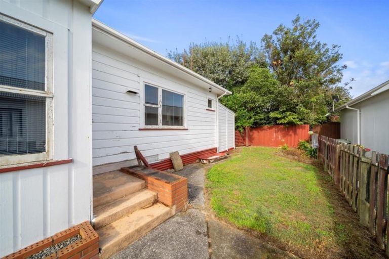 Photo of property in 27 Gloag Street, Waverley, 4510