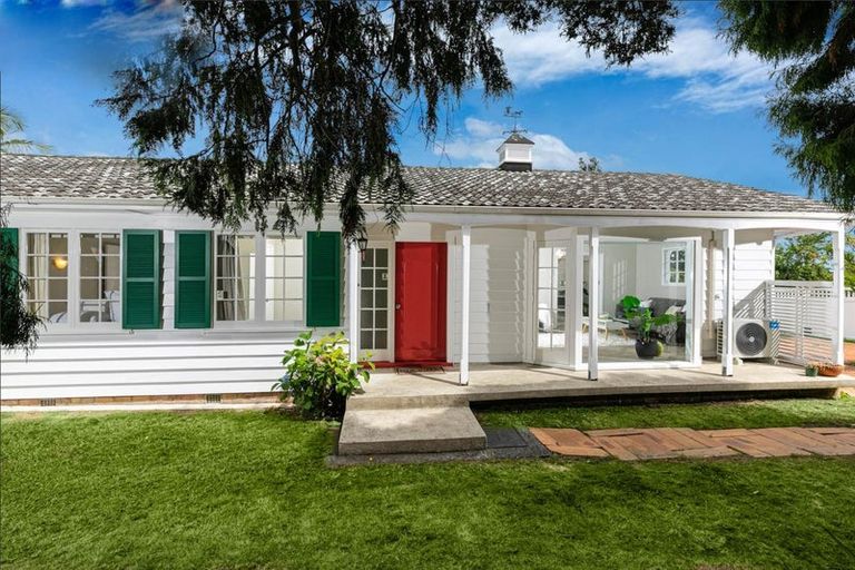 Photo of property in 1 Miltonia Avenue, Te Atatu South, Auckland, 0610