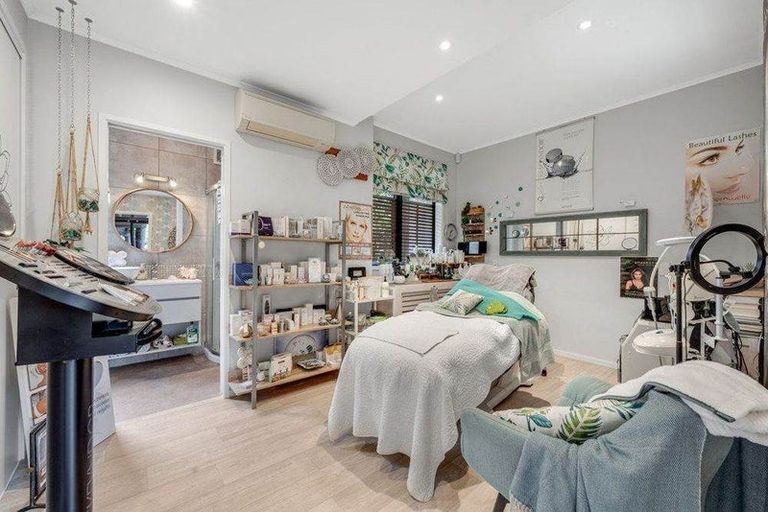 Photo of property in 80a Beach Road, Mellons Bay, Auckland, 2014
