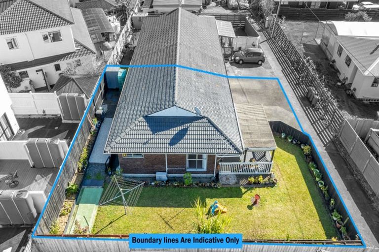 Photo of property in 2/56 Archibald Road, Kelston, Auckland, 0602