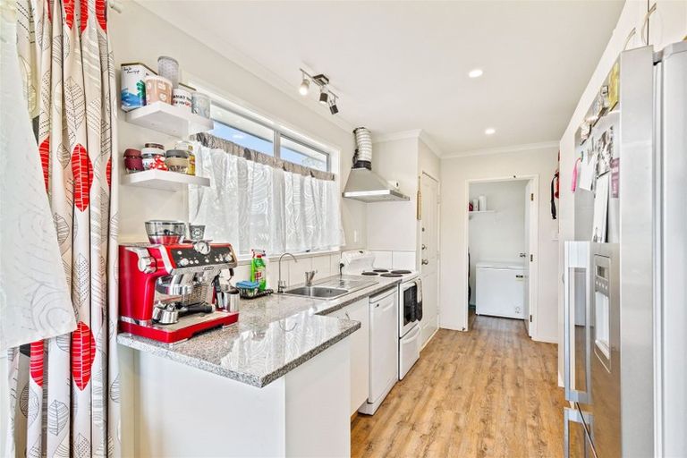 Photo of property in 2 Katrina Place, Massey, Auckland, 0614