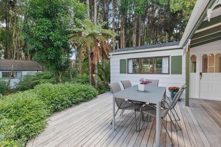 Photo of property in 25 Napuka Road, Henderson Valley, Auckland, 0612