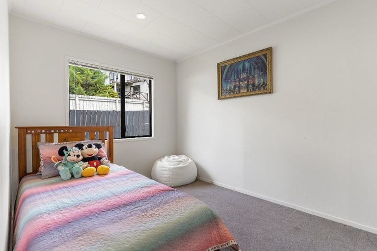 Photo of property in 1/19 Exeter Place, Unsworth Heights, Auckland, 0632