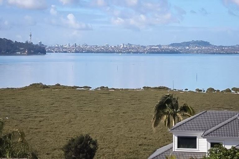 Photo of property in 10 Oakpark Place, West Harbour, Auckland, 0618