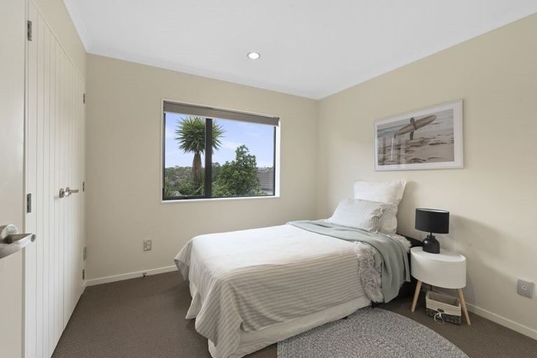 Photo of property in 72 Lake Panorama Drive, Henderson Valley, Auckland, 0612