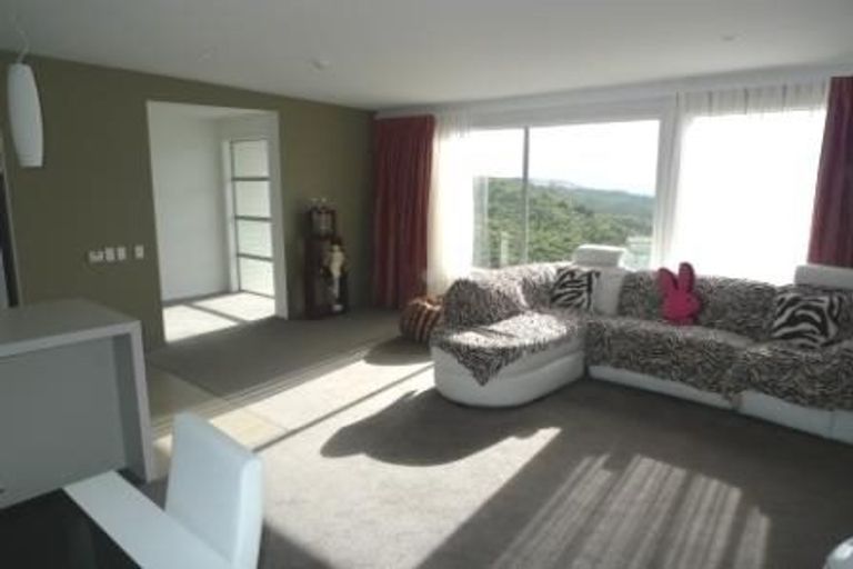 Photo of property in 25 Tamworth Crescent, Newlands, Wellington, 6037