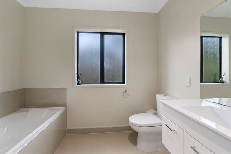 Photo of property in 42 Springvale Drive, Fairview Heights, Auckland, 0632