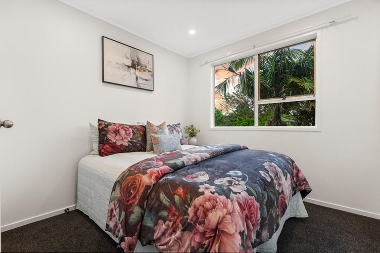 Photo of property in 15 Vina Place, Massey, Auckland, 0614