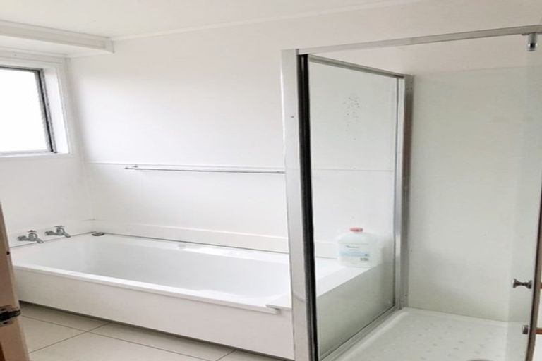 Photo of property in 26 Waimumu Road, Massey, Auckland, 0614