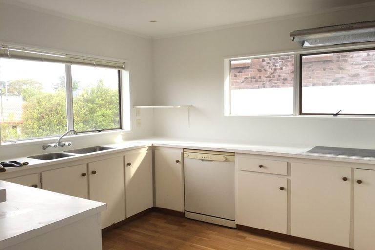 Photo of property in 2/127 Stapleford Crescent, Browns Bay, Auckland, 0630