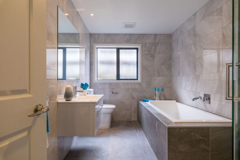 Photo of property in 9 Netherlands Avenue, Kelston, Auckland, 0602