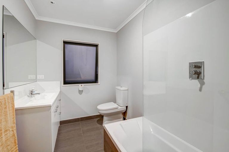 Photo of property in 14 Kingfisher Road, Silverdale, 0932