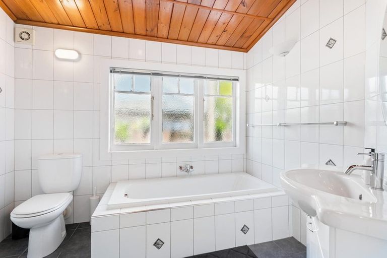 Photo of property in 24 Graham Avenue, Te Atatu Peninsula, Auckland, 0610