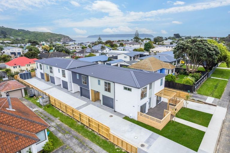 Photo of property in 3/12 Mana Avenue, Titahi Bay, Porirua, 5022