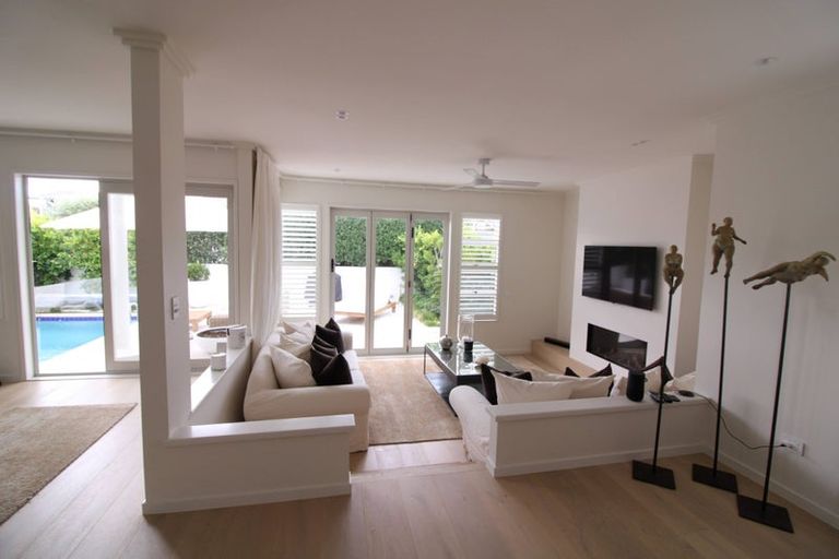 Photo of property in 1/2 Holiday Road, Milford, Auckland, 0620