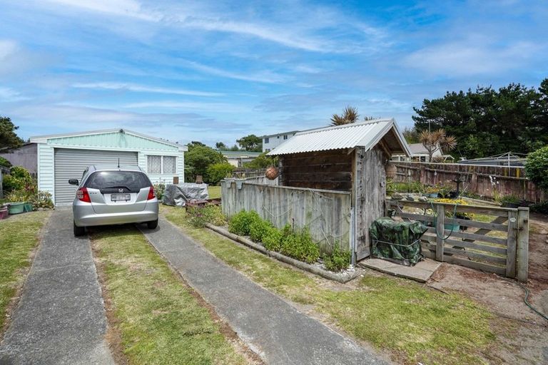 Photo of property in 16 Chrystal Street, Foxton Beach, Foxton, 4815