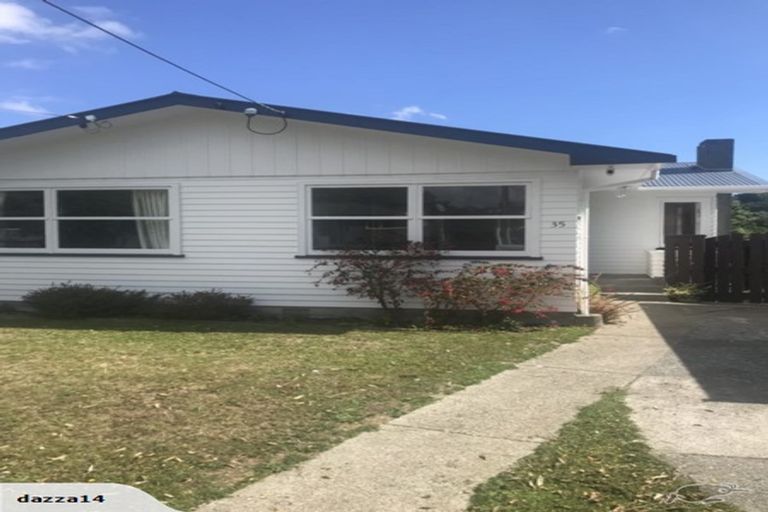 Photo of property in 35 Oswald Crescent, Paparangi, Wellington, 6037