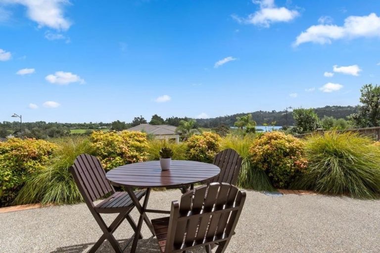 Photo of property in 18 Schopolo Place, Schnapper Rock, Auckland, 0632