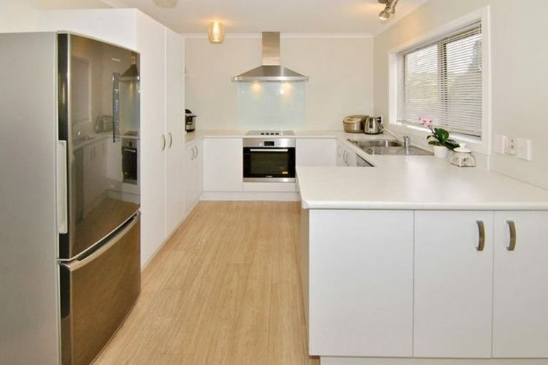 Photo of property in 50b Newlands Road, Newlands, Wellington, 6037