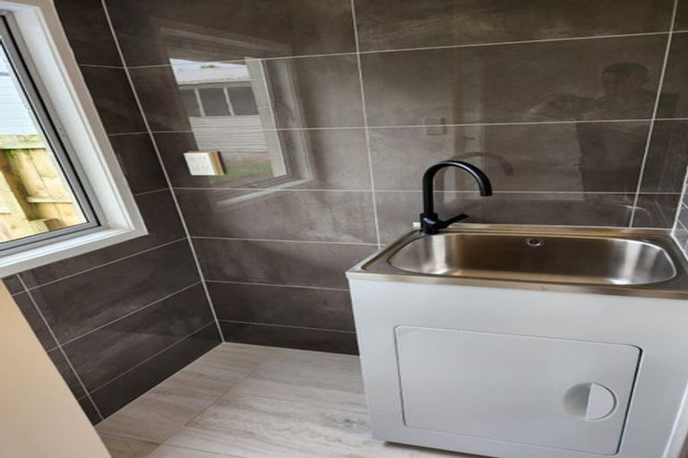 Photo of property in 623 Glenfield Road, Totara Vale, Auckland, 0629