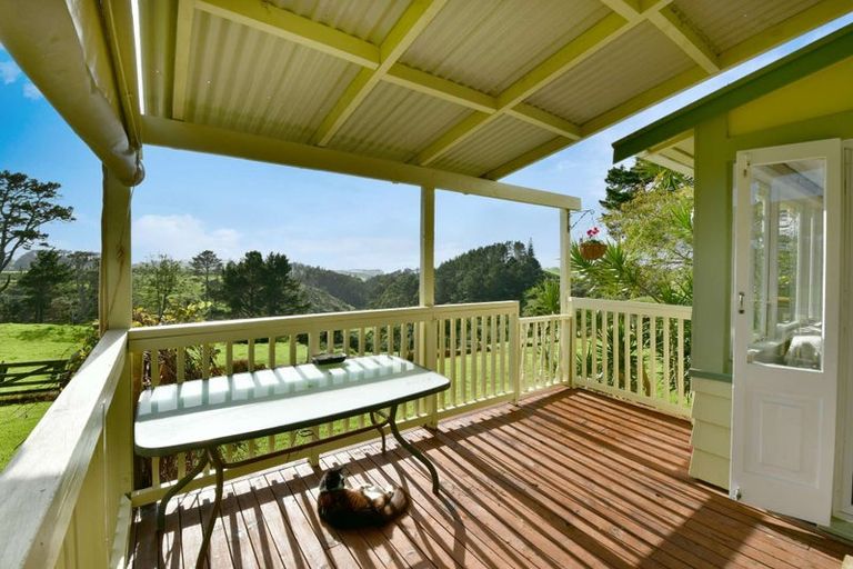 Photo of property in 2442 South Head Road, South Head, Helensville, 0874