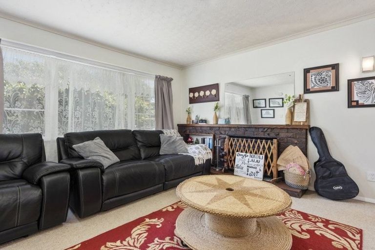 Photo of property in 13 Heretaunga Square, Silverstream, Upper Hutt, 5019