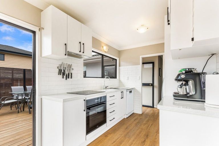 Photo of property in 2 Laura Street, Kelston, Auckland, 0602